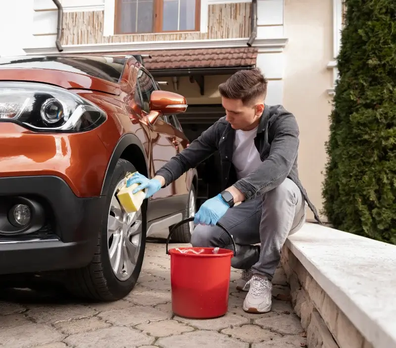 Lavage auto à domicile Saint-Aulaire : professionnel intervenant sur un véhicule